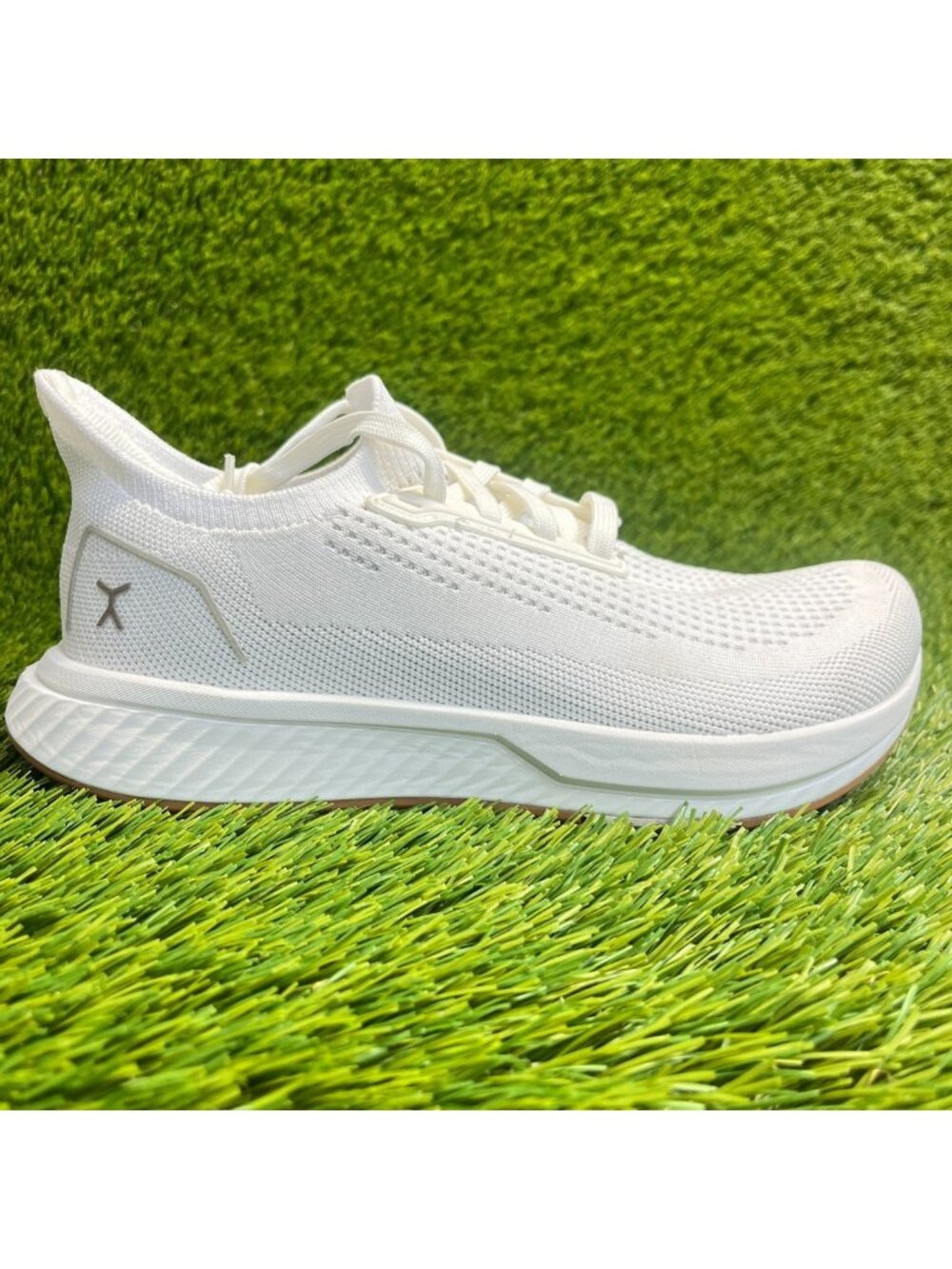 Flux Adapt Runner White Gum Womens Size 8 Running Athletic Walking Knit Shoes